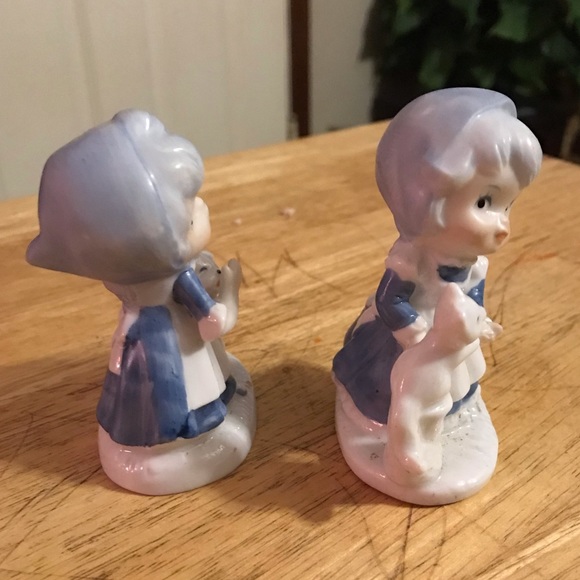 2 VTG CERAMIC PORCELAIN LITTLE GIRLS BLUE DRESSES WITH KITTEN FIGURINES KOREA - Picture 2 of 6